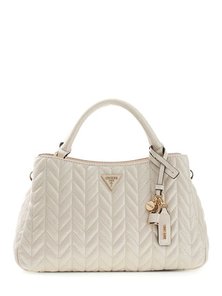 GUESS Cheryl Satchel STO, eine cremeweiße, gesteppte Kunstleder-Handtasche mit Chevron-Muster. Goldene Hardware, GUESS-Logo-Plakette, abnehmbarer Riemen und personalisierte Anhänger vervollständigen das Design.