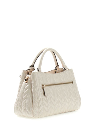GUESS Cheryl Satchel STO: Mittelgroße, gesteppte Handtasche aus cremefarbenem Kunstleder mit Chevron-Muster, goldener Hardware und Frontreißverschluss. Zwei gerollte Griffe, abnehmbar und verstellbar, mit Logo-Detailanhänger.
