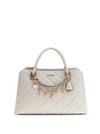 GUESS Libby Satchel OFF: Weiße, gesteppte Kunstledertasche mit zwei Griffen, goldener Zierkette und Charms, inkl. Herz, Schlüssel, Schloss, „G“-Scheiben, Glocke. GUESS-Logo vorne mittig.