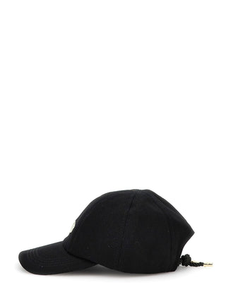 GUESS Gabardine BLA Baseballkappe mit gebogenem Schirm, Logo vorne und verstellbarem Kordelverschluss mit goldfarbenen Aglets. Hergestellt aus 100% Baumwolle, bietet stilvollen Komfort und Anpassungsfähigkeit.