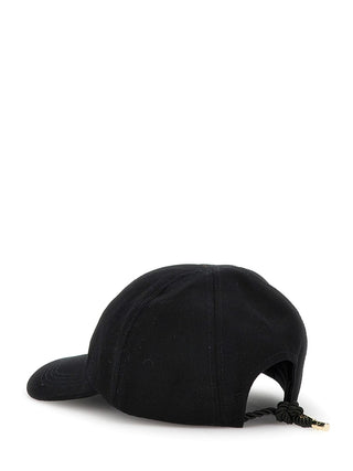 GUESS Gabardine BLA Baseballkappe aus Canvas, teilsichtbarer gebogener Schirm und verstellbarer Kordelverschluss mit goldenen Aglet. Logo vorne.