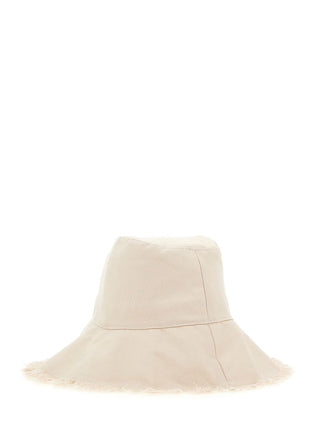 GUESS Sally Hat BEI, ein beigefarbener Baumwoll-Bucket-Hut mit leicht ausgestellter, fransiger Krempe und Dreieck-Logo-Detail vorne, verleiht einen lässigen, eingetragenen Look.