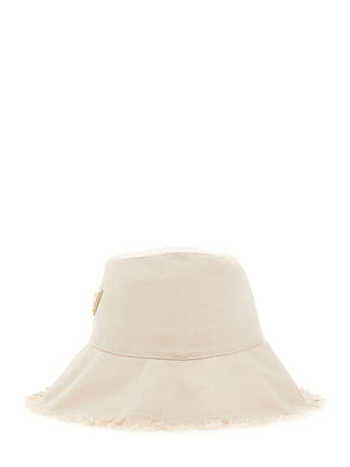 GUESS Sally Hat BEI: Leicht-beiger Eimerhut mit leicht fransigem Rand, gefertigt aus weichem Canvas. Dreieck-Logo-Detail vorne, kleine Metall-Applikation seitlich, aus 100% Baumwolle.