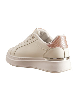 OFF#DLY Sneaker BB white pink: Beiger Low-Top-Sneaker mit Plateausohle und rose-goldener Fersenkappe im Schuppenmuster, seitlich von hinten fotografiert, mit Schnürung und 2 cm hohem Plateau.