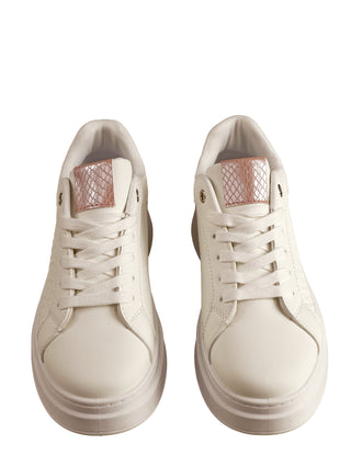 OFF#DLY Sneaker BB white pink mit flachen weißen Schnürsenkeln, einer 2 cm Plateausohle und metallischem rosegoldenem Patch auf der Zunge, zeigt eine elegante, sportliche Ästhetik.