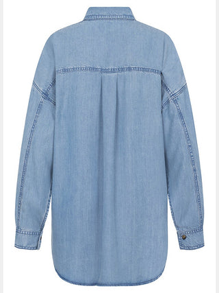Rückansicht des Gita Banko Mali Nevada Sun Hemds: ein oversized, langärmeliges, leichtes Denim-Hemd mit klassischem Kragen, Schulterpasse, Rückenfalte und Knopfmanschetten.