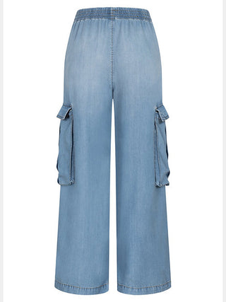 Gitta Banko Tencel Pant Emily Nevada Sun zeigt leichte, weite Denim-Cargo-Hose mit elastischem Bund und großen Seitentaschen, ideal für einen entspannten, urbanen Sommerstil.