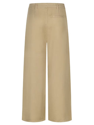 Gitta Banko Tencel Pant Jade Sand: Beige, weit geschnittene, verkürzte Tencel-Hose mit hohem Bund und Gürtelschlaufen, seitlichen Einschubtaschen, und einer lässig-eleganten Silhouette bis zur Mitte der Waden.