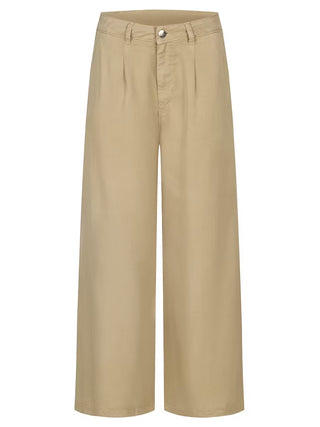 Gitta Banko Tencel Pant Jade Sand: Weite, hochgeschnittene Culottes mit Gürtelschlaufen, Frontfalten und verdecktem Reißverschluss. Zeitlose Silhouette aus fließendem Tencel für eleganten, lässigen Sommerlook.