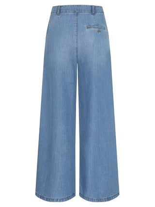 Rückansicht der Gitta Banko Tencel Pant Jade Nevada Sun, leichte, weit geschnittene Denim-Hose mit Gürtelösen und einer seitlichen Leistentasche, ideal für einen modernen, luftigen Sommerlook.