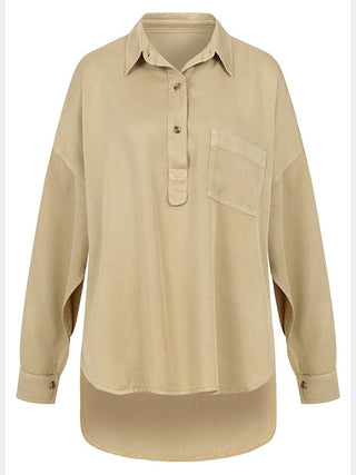 Gitta Banko Mali sand: Locker geschnittene, langärmelige Bluse mit klassischem Kragen, kurzer Knopfleiste, Brusttasche und verlängertem Rücken. Perfekt für einen entspannten, stilvollen Look.