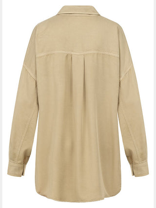 Rückansicht des Gita Banko Mali sand Hemds: beige Oversized-Design, klassischer Kragen, Knopfleiste, Rückenpasse mit Boxfalte, geknöpfte Ärmelbündchen und geschwungener Saum für lässigen Look.