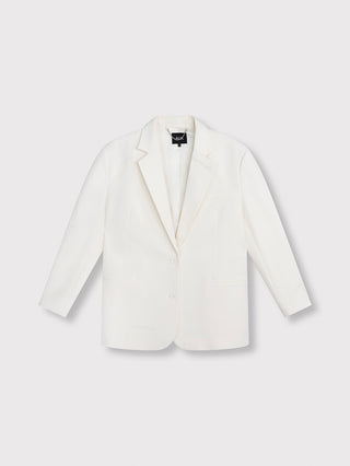 ALIX Flowy Oversized Blazer cream mit klassischem Revers, zwei Knöpfen, einer Brustleistentasche und zwei Pattentaschen, präsentiert sich in einem minimalistischen, leicht oversized Schnitt mit dezenten ALIX-Prägungen.