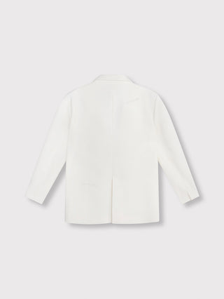 Rückansicht des ALIX Flowy Oversized Blazers cream: weißer, taillierter Blazer mit Reverskragen, langen Ärmeln und Einzelrückenschlitz, dezentem ALIX-Logo auf Rücken und Kragen, leicht oversized geschnitten.