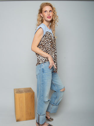 Emily Blusentop 158270 leo, ein ärmelloses Top mit modernem Mustermix aus Leopardenprint und zarten Streifendetails. Perfekt kombiniert mit lässigen Jeans und flachen Slip-ons für einen casual-chic Look.