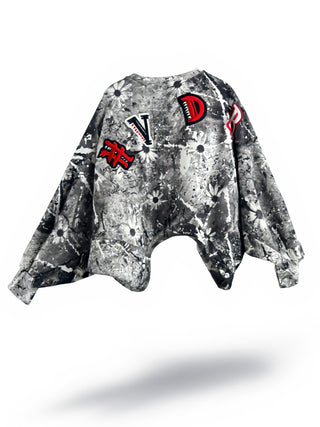 Oversized #VDR Sweat 19046 black/white mit grauem und weißem Splatter-Tie-Dye-Effekt, Daisy-Print und roten/schwarzen Buchstaben-Patches. Lockerer Schnitt mit voluminösen Ärmeln und Rundhalsausschnitt.