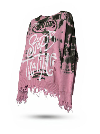 #VDR Pulli 19158 khaki pink: Oversized, langärmeliger Sweater im rosa-schwarz Tie-Dye-Look, mit ausgefransten Säumen, großem Stop Tripping Schriftzug und kleinem Logo nahe dem Ausschnitt.