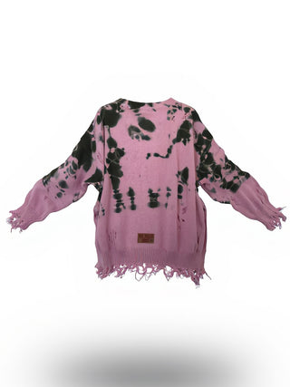 #VDR Pulli 19158 khaki pink: Oversized Pullover mit weichem Rosaton, schwarzen Batik-Flecken und absichtlich fransigen, durchlöcherten Kanten. Verleiht einen abgetragenen, dekonstruierten Look, schwebend vor weißem Hintergrund.