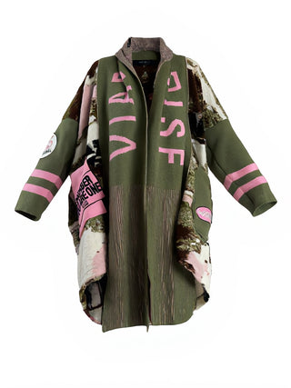 #VDR Cardigan 19207 khaki in Olivegrün mit rosa Akzenten, oversized Schnitt, offene Front, gemusterte Seitenpaneele und Patches, ideal für Layering und modische Statement-Looks.