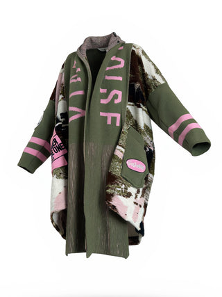 #VDR Cardigan 19207 khaki: Oversized Woll-Mix Mantel mit olivgrüner Hauptfarbe, Camouflage-Print in Weiß, Braun und Rosa, rosa Streifen und Buchstaben, Patch-Taschen, offener Schnitt.