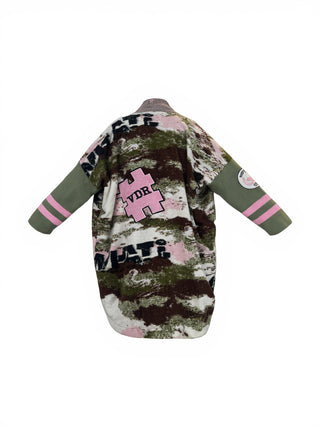 #VDR Cardigan 19207 khaki, ein oversized Langarm-Cardigan mit künstlerischem Camouflage-Print, pinkem „#“-Patch und sportiven Details, flach auf weißem Hintergrund fotografiert.