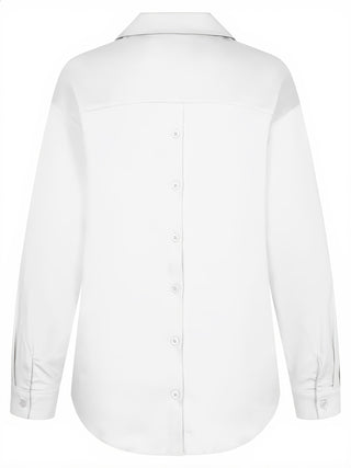 Rückansicht der Gitta Banko Bluse Kasumi white mit langem Ärmel, Hemdkragen und dekorativer Knopfleiste hinten, leicht geschwungener Saum und Knopfmanschetten.