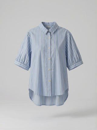 True Religion Emma Blouse: Hellblaues Hemd mit weißen Nadelstreifen, klassischem Kragen, durchgehender Knopfleiste, leicht puffigen, gekrempelten Ärmeln und einem geschwungenen, hinten längeren Saum für einen lässigen Look.