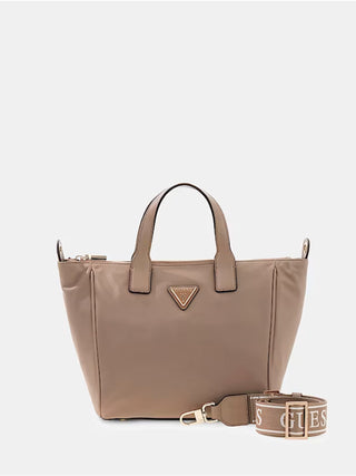 GUESS Follie Small Tote Bag TAU: Strukturierte, taupefarbene Tasche mit Reißverschluss, kurzen Henkeln, abnehmbarem Schulterriemen mit Logo, und dreieckigem Metall-Logo auf der Vorderseite.