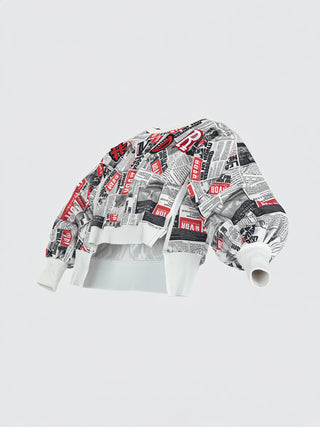 #VDR Sweater 19033 white black: Langer Pullover mit auffälligem Zeitungscollagen-Print, oversized Ballon-Ärmeln, gerippten Bündchen und boxy Schnitt mit vorne verkürztem Saum für modernen Streetstyle-Look.
