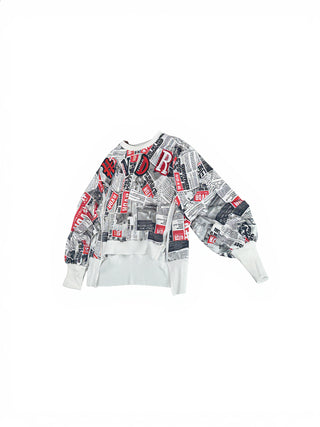 #VDR Sweater 19033 white black: Oversize-Sweatshirt mit auffälligem Newspaper-Collage-Print, markantem VDR-Logo, weißen Rippstrickbündchen, voluminösen Ärmeln und verkürztem Vorderteil.