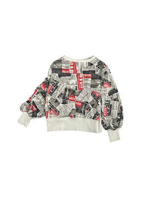 #VDR Sweater 19033 white black: Oversize-Pullover mit Zeitungsdruck, schwarzen und weißen Ausschnitten, roten Textakzenten und weißen Bündchen. Modern und urban, ideal für Streetstyle-Looks.