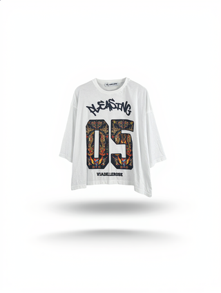 #VDR T-Shirt 19082 white: Weißes, oversized Shirt mit großem 05-Print in floralem Muster und PLEASING Schriftzug, darunter VIADELLEROSE. Lockerer Schnitt für urbane Streetstyle-Looks.
