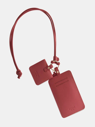 GUESS 4G Logo Handybag RSM: Roter Kunstleder-Lanyard mit zwei goldenen Ringen, rechteckigem Kartenhalter und quadratischem Anhänger, beide mit GUESS-Logo; verstellbares Lederband.