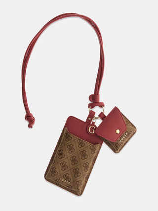 GUESS 4G Logo Handybag RSM, ein Handyhalter aus braunem Monogramm-Kunstleder mit rotem Rand, goldener Hardware, und einem kleinen Clip-Beutel, getragen an einem verstellbaren roten Halsband.