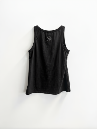 OFF#DLY Top Nela schwarz, ärmelloses Tanktop mit klaren Linien, zeitlosem Schnitt und aufgenähter Smiley-Gesichts-Patch am oberen Rücken. Ein vielseitiges Basic aus weicher, elastischer Baumwolle.