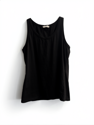 OFF#DLY Top Nela black: Schwarzes ärmelloses Tanktop aus glatter Baumwollqualität, schlicht und zeitlos, für vielseitige Kombinationen geeignet. Ideal als Basic oder für Layering, passt bis Größe 40/42.