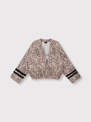 ALIX Sporty Animal Jaclet: Damen-Cropped-Cardigan mit V-Ausschnitt und Druckknöpfen, Leopardenmuster, elastischem Saum, weiten Ärmeln mit schwarzen Streifen und ALIX-Logo im Rücken, aus weichem Musselin-Material.