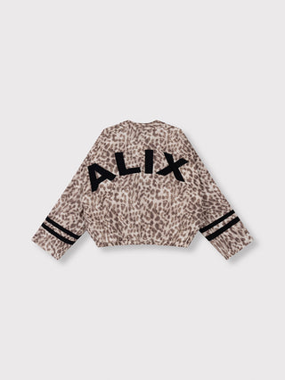 ALIX Sporty Animal Jaclet, eine cropped Jacke mit Leopardenmuster, zeigt das schwarze Statement-Logo „ALIX“ auf dem Rücken, ergänzt durch sportliche, zweistreifige Ärmelbündchen.