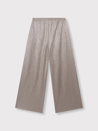 ALIX Shiny Pant silver: Weit geschnittene, schimmernde Culottes mit elastischem Bund und Kordelzug, aus glänzendem Jersey. Geräumige A-Linien-Silhouette, ideal für sportlich-elegante Looks.