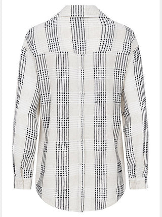 Rückansicht der Gitta Banko Bluse Carrie sand check: langärmelig, leicht fließender Schnitt, offenes Knopfdetail hinten, schwarz kariertes Muster, klassischer Kragen, verlängerte Rückenpartie, Knopfleiste vorn und hinten.