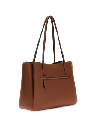 GUESS Isola Logo Shopper COG: Mittelgroße, strukturierte Tote-Handtasche in Cognacbraun mit langen Schulterriemen, vorderem Reißverschlussfach, goldener Hardware und abnehmbarem Logo-Anhänger, aus Kunstleder mit personalisiertem Innenfutter.