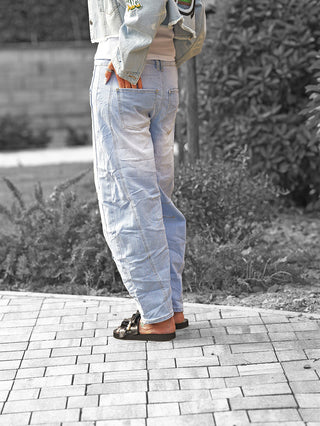 Person trägt OFF#DLY Denim Barrel Denim Ela lightblue mit lockerem, modernem Schnitt. Die helle Waschung und die lässige Passform betonen den modischen, bequemen Look.