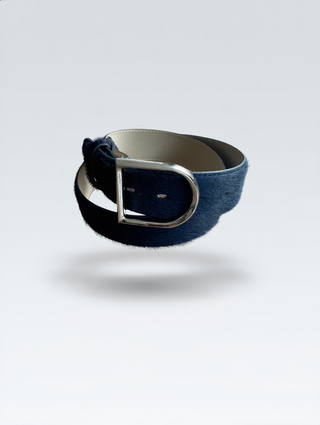 UmjuBelt Fell dark blue: Dunkelblauer Gürtel mit Fellstruktur und glänzender Metall-D-Schnalle, aufgerollt dargestellt. Aus Nubukleder, 39 mm breit, 4 mm dick. Schnalle separat erhältlich.
