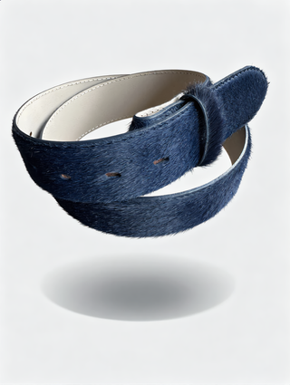 UmjuBelt Fell dark blue, ein breiter, spiralförmig gewickelter Gürtel aus dunkelblauem Fellleder außen und hellem, glattem Leder innen mit sichtbarer Naht, ohne Schnalle geliefert.