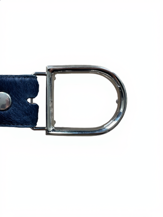 Nahaufnahme der UmjuBelt Circus silber Gürtelschließe, einem D-Ring aus Metall, befestigt an einem blauen Lederband, passend für 4 cm breite Gürtel. Lieferung ohne Gürtel.