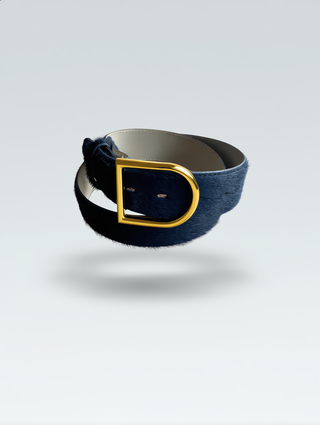 UmjuBelt Circus gold: Dunkelblauer Gürtel mit haariger Textur, glänzender goldfarbener Metallschnalle in rechteckiger Form, leicht gerollt, zeigt äußere und glatte innere Seite.