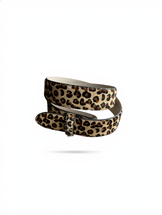 UmjuBelt Fell Leo ist ein Leopardenmuster-Gürtel aus Nubukleder mit Felloberfläche, 39 mm breit und 4 mm stark, ohne Schnalle geliefert.