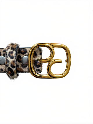UmjuBelt Motion gold Gürtelschließe mit glänzendem Goldton in G-Design, kombiniert mit einem Leopardenmuster-Gürtelband mit schwarzen und braunen Flecken sowie Metallnieten. Nur die Schließe wird geliefert.