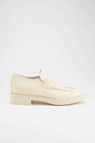 Einzelner Slip-On-Loafer CPH 797 Vitello Butter mit Mokassin-Naht und Zierschnalle, markanter Blockabsatz. Minimalistisches Design, ideal für den urbanen Stil.