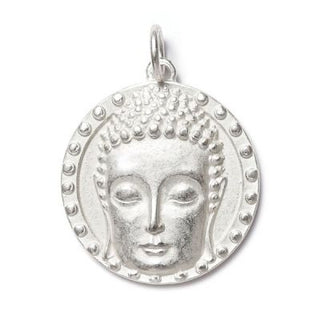 Buddha Smile Silver Shiny Medaillon zeigt ein detailliertes Gesicht, strahlt Ruhe und Kraft aus. Perfekt als Accessoire, ca. 50 x 50 mm groß, verleiht es einem Outfit Esoterik-Charme.